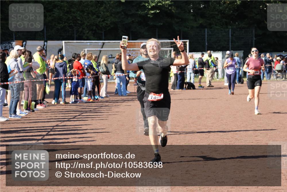 27.09.2026 - 35. Volkslauf durch das schöne Alstertal Strokosch-Dieckow http://msf.ph/oto/10583698 27.09.2026 11:43:11 Ziel 1006, 1452, 3273 meine-sportfotos.de