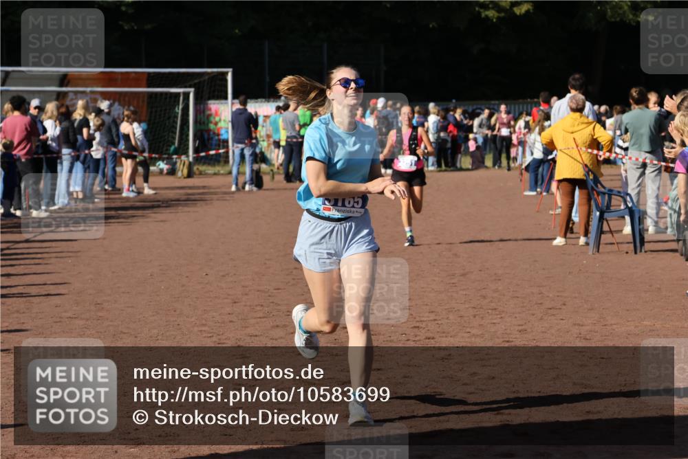 27.09.2026 - 35. Volkslauf durch das schöne Alstertal Strokosch-Dieckow http://msf.ph/oto/10583699 27.09.2026 11:23:30 Ziel 3165, 3251, 3333 meine-sportfotos.de
