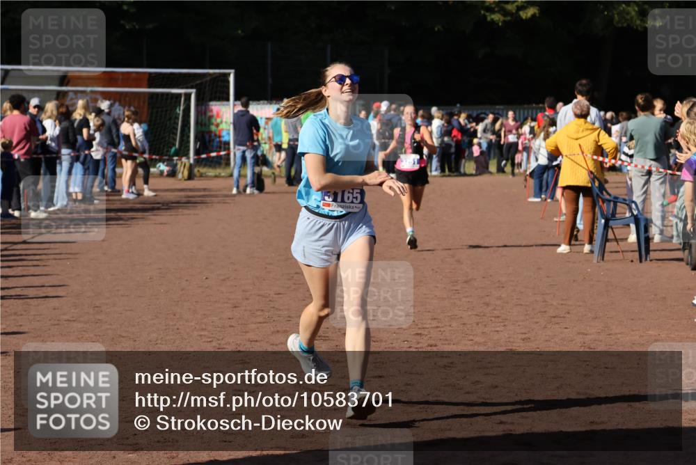 27.09.2026 - 35. Volkslauf durch das schöne Alstertal Strokosch-Dieckow http://msf.ph/oto/10583701 27.09.2026 11:23:30 Ziel 3165, 3251, 3333 meine-sportfotos.de