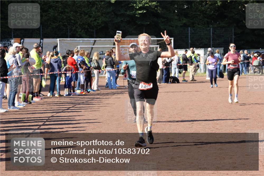 27.09.2026 - 35. Volkslauf durch das schöne Alstertal Strokosch-Dieckow http://msf.ph/oto/10583702 27.09.2026 11:43:11 Ziel 1006, 1452, 3273 meine-sportfotos.de