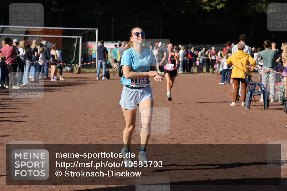 27.09.2026 - 35. Volkslauf durch das schöne Alstertal Strokosch-Dieckow http://msf.ph/oto/10583703 27.09.2026 11:23:30 Ziel 3165, 3251, 3333 meine-sportfotos.de