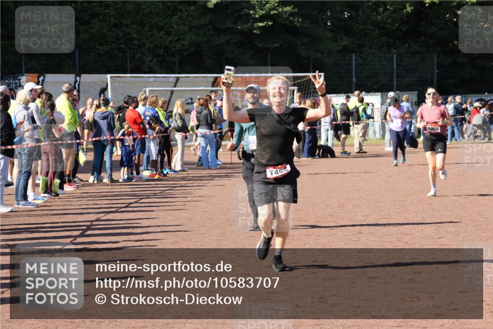 27.09.2026 - 35. Volkslauf durch das schöne Alstertal Strokosch-Dieckow http://msf.ph/oto/10583707 27.09.2026 11:43:10 Ziel 1006, 1452, 3273 meine-sportfotos.de