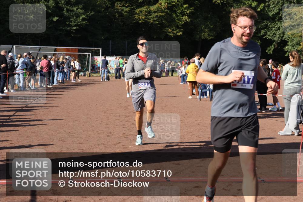 27.09.2026 - 35. Volkslauf durch das schöne Alstertal Strokosch-Dieckow http://msf.ph/oto/10583710 27.09.2026 11:23:26 Ziel 3116, 3165, 3247, 3317, 3333 meine-sportfotos.de