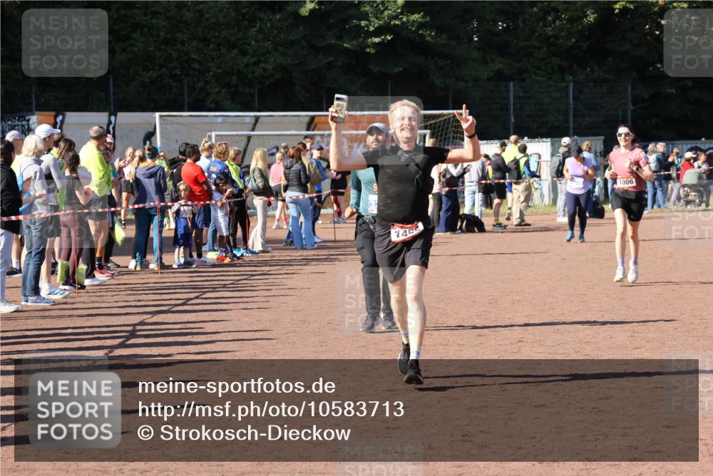 27.09.2026 - 35. Volkslauf durch das schöne Alstertal Strokosch-Dieckow http://msf.ph/oto/10583713 27.09.2026 11:43:10 Ziel 1006, 1452, 3273 meine-sportfotos.de