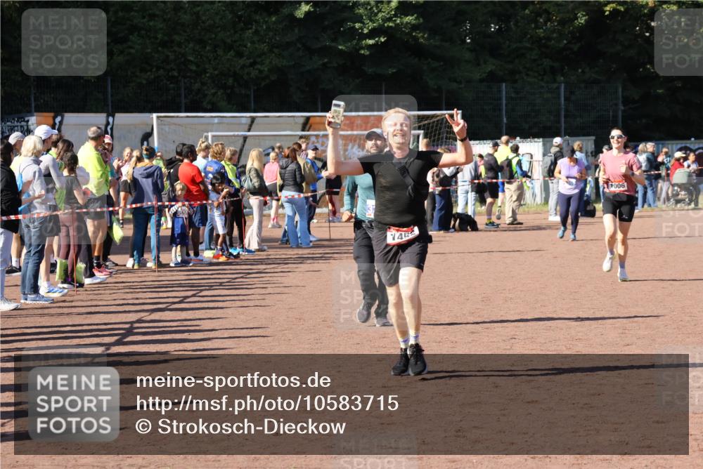 27.09.2026 - 35. Volkslauf durch das schöne Alstertal Strokosch-Dieckow http://msf.ph/oto/10583715 27.09.2026 11:43:10 Ziel 1006, 1452, 3273 meine-sportfotos.de