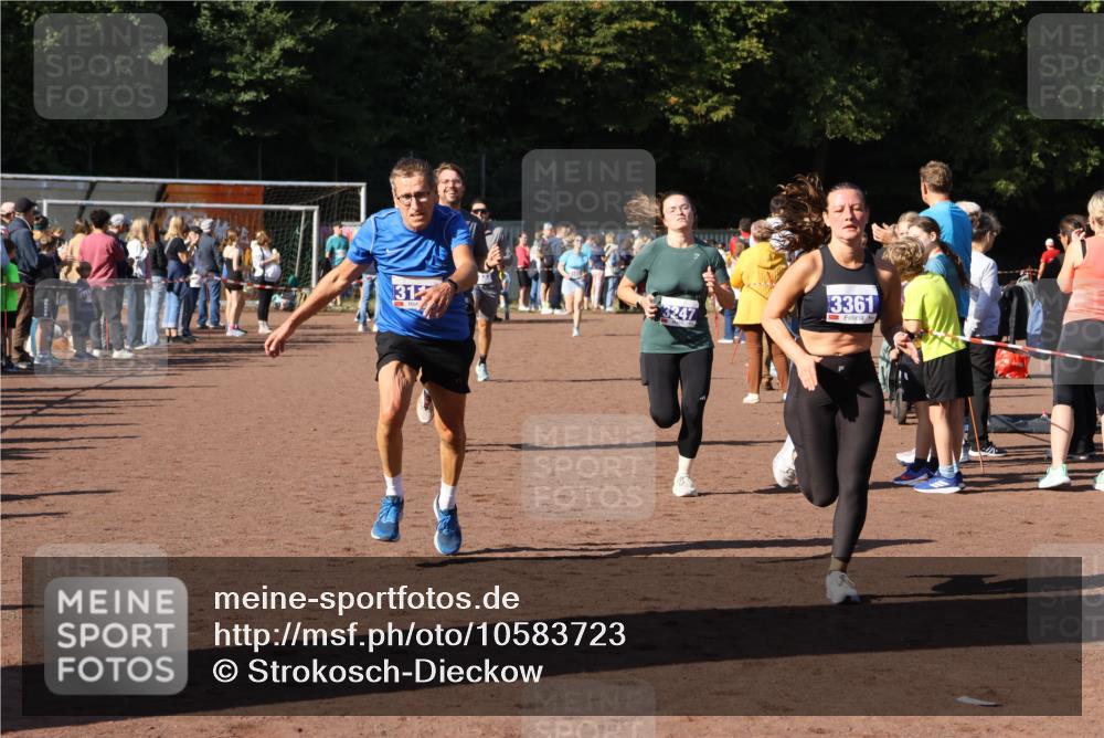 27.09.2026 - 35. Volkslauf durch das schöne Alstertal Strokosch-Dieckow http://msf.ph/oto/10583723 27.09.2026 11:23:21 Ziel 3116, 3247, 3317, 3333, 3344, 3361 meine-sportfotos.de