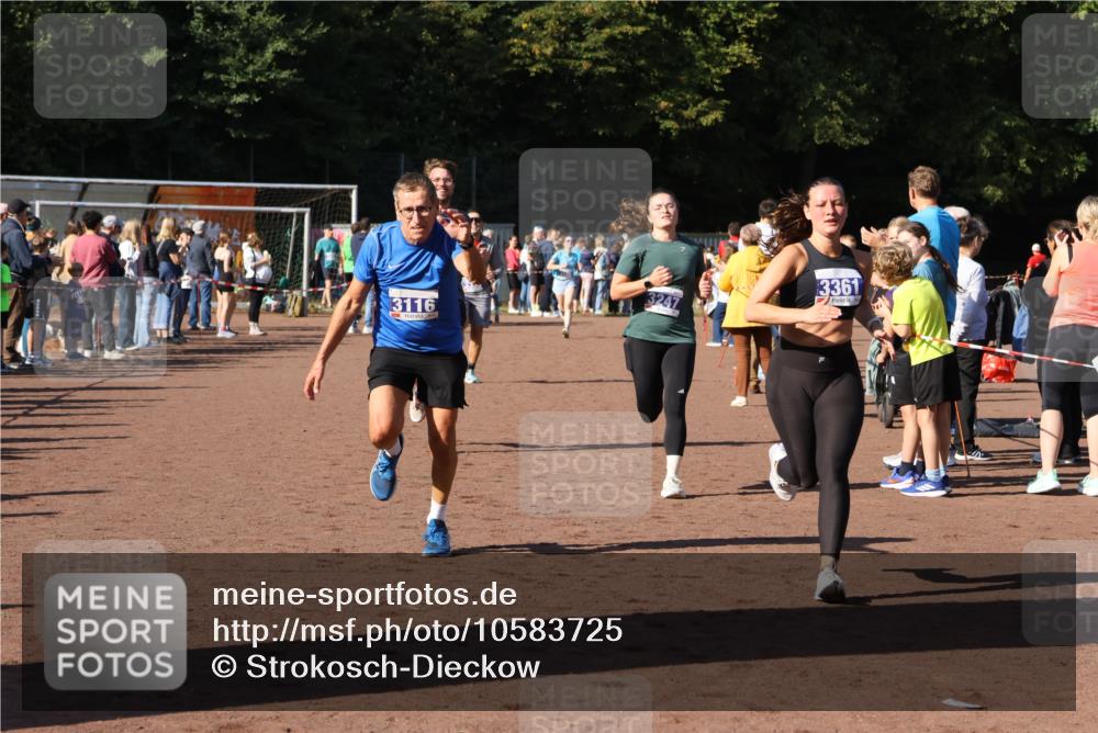 27.09.2026 - 35. Volkslauf durch das schöne Alstertal Strokosch-Dieckow http://msf.ph/oto/10583725 27.09.2026 11:23:21 Ziel 3116, 3247, 3317, 3333, 3344, 3361 meine-sportfotos.de