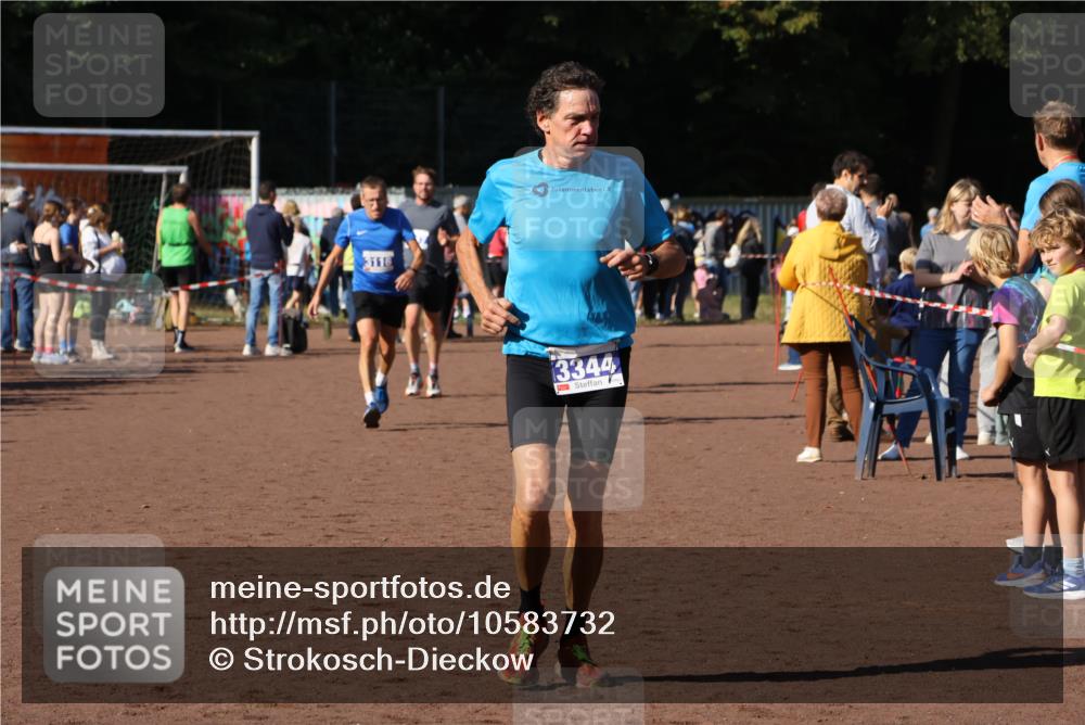 27.09.2026 - 35. Volkslauf durch das schöne Alstertal Strokosch-Dieckow http://msf.ph/oto/10583732 27.09.2026 11:23:15 Ziel 3116, 3247, 3344, 3361, 3426 meine-sportfotos.de