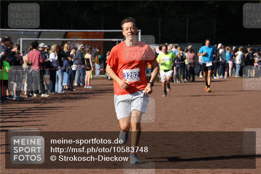 27.09.2026 - 35. Volkslauf durch das schöne Alstertal Strokosch-Dieckow http://msf.ph/oto/10583748 27.09.2026 11:23:04 Ziel 3282, 3426 meine-sportfotos.de