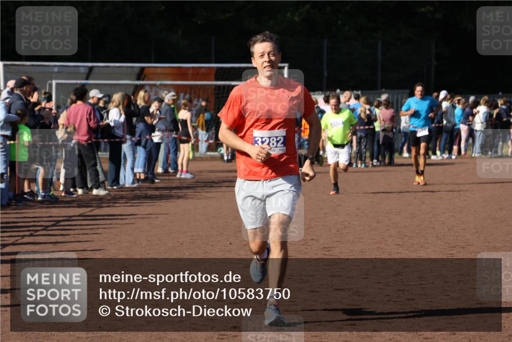 27.09.2026 - 35. Volkslauf durch das schöne Alstertal Strokosch-Dieckow http://msf.ph/oto/10583750 27.09.2026 11:23:04 Ziel 3282, 3426 meine-sportfotos.de