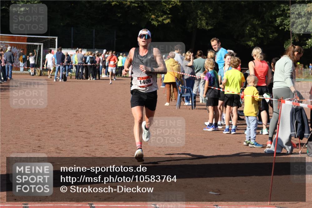 27.09.2026 - 35. Volkslauf durch das schöne Alstertal Strokosch-Dieckow http://msf.ph/oto/10583764 27.09.2026 11:22:53 Ziel 1406, 3185 meine-sportfotos.de