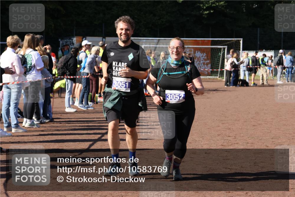 27.09.2026 - 35. Volkslauf durch das schöne Alstertal Strokosch-Dieckow http://msf.ph/oto/10583769 27.09.2026 11:42:52 Ziel 3051, 3052 meine-sportfotos.de