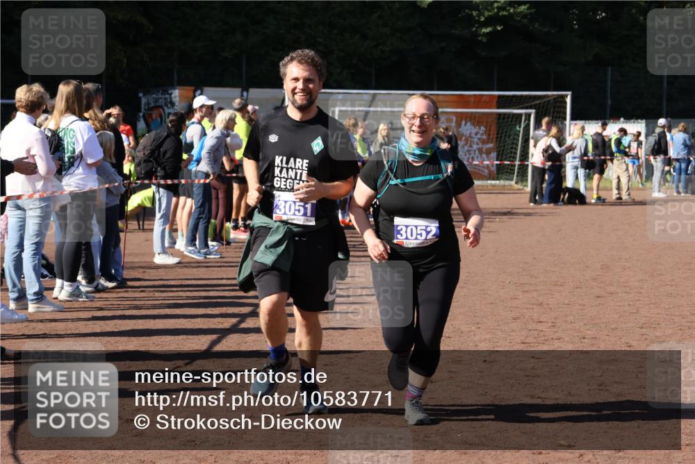27.09.2026 - 35. Volkslauf durch das schöne Alstertal Strokosch-Dieckow http://msf.ph/oto/10583771 27.09.2026 11:42:52 Ziel 3051, 3052 meine-sportfotos.de