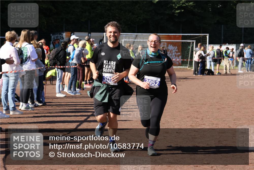 27.09.2026 - 35. Volkslauf durch das schöne Alstertal Strokosch-Dieckow http://msf.ph/oto/10583774 27.09.2026 11:42:52 Ziel 3051, 3052 meine-sportfotos.de
