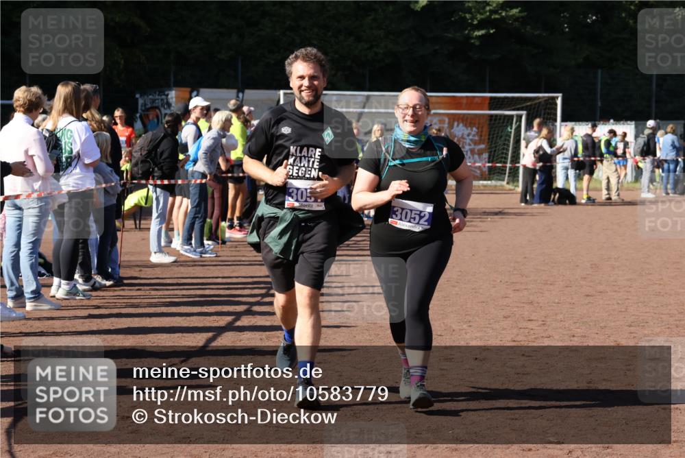 27.09.2026 - 35. Volkslauf durch das schöne Alstertal Strokosch-Dieckow http://msf.ph/oto/10583779 27.09.2026 11:42:52 Ziel 3051, 3052 meine-sportfotos.de
