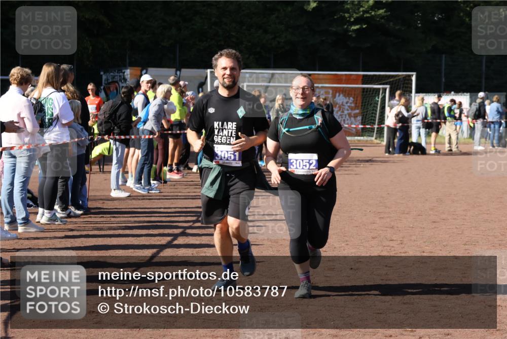 27.09.2026 - 35. Volkslauf durch das schöne Alstertal Strokosch-Dieckow http://msf.ph/oto/10583787 27.09.2026 11:42:51 Ziel 3051, 3052 meine-sportfotos.de
