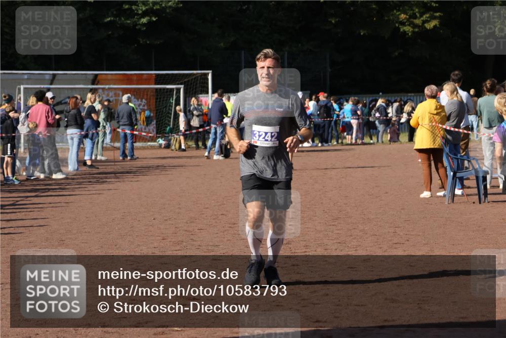 27.09.2026 - 35. Volkslauf durch das schöne Alstertal Strokosch-Dieckow http://msf.ph/oto/10583793 27.09.2026 11:22:27 Ziel 3195, 3242 meine-sportfotos.de