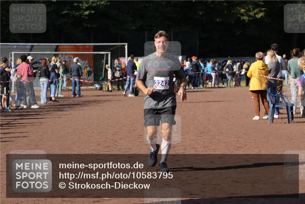 27.09.2026 - 35. Volkslauf durch das schöne Alstertal Strokosch-Dieckow http://msf.ph/oto/10583795 27.09.2026 11:22:27 Ziel 3195, 3242 meine-sportfotos.de