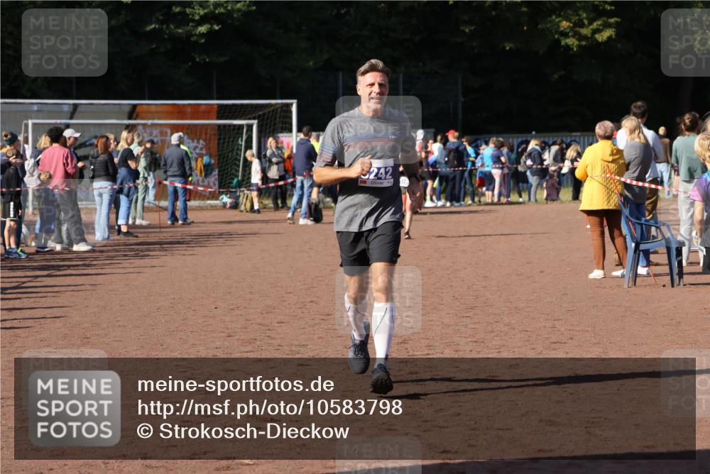 27.09.2026 - 35. Volkslauf durch das schöne Alstertal Strokosch-Dieckow http://msf.ph/oto/10583798 27.09.2026 11:22:27 Ziel 3195, 3242 meine-sportfotos.de