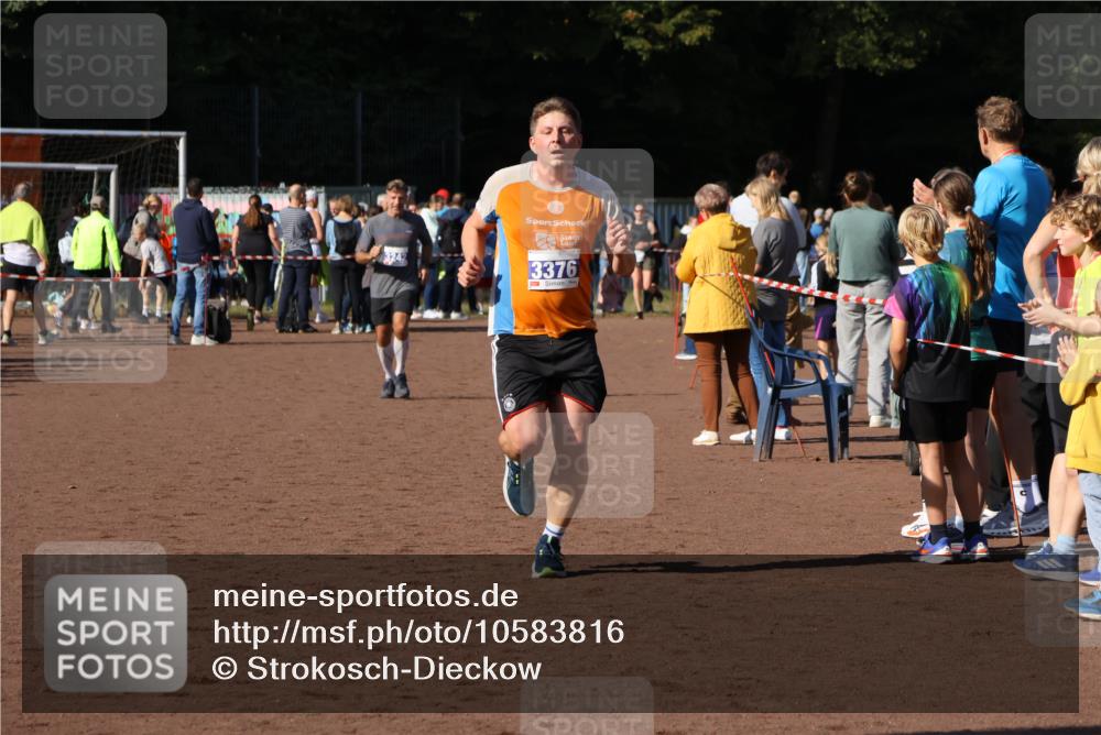27.09.2026 - 35. Volkslauf durch das schöne Alstertal Strokosch-Dieckow http://msf.ph/oto/10583816 27.09.2026 11:22:20 Ziel 3242, 3376 meine-sportfotos.de