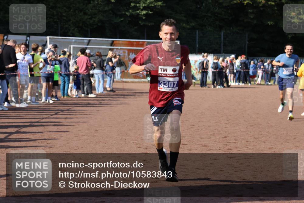 27.09.2026 - 35. Volkslauf durch das schöne Alstertal Strokosch-Dieckow http://msf.ph/oto/10583843 27.09.2026 11:21:58 Ziel 3307, 3399 meine-sportfotos.de