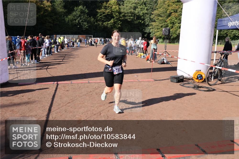 27.09.2026 - 35. Volkslauf durch das schöne Alstertal Strokosch-Dieckow http://msf.ph/oto/10583844 27.09.2026 11:42:29 Ziel 3054, 3055, 3419 meine-sportfotos.de