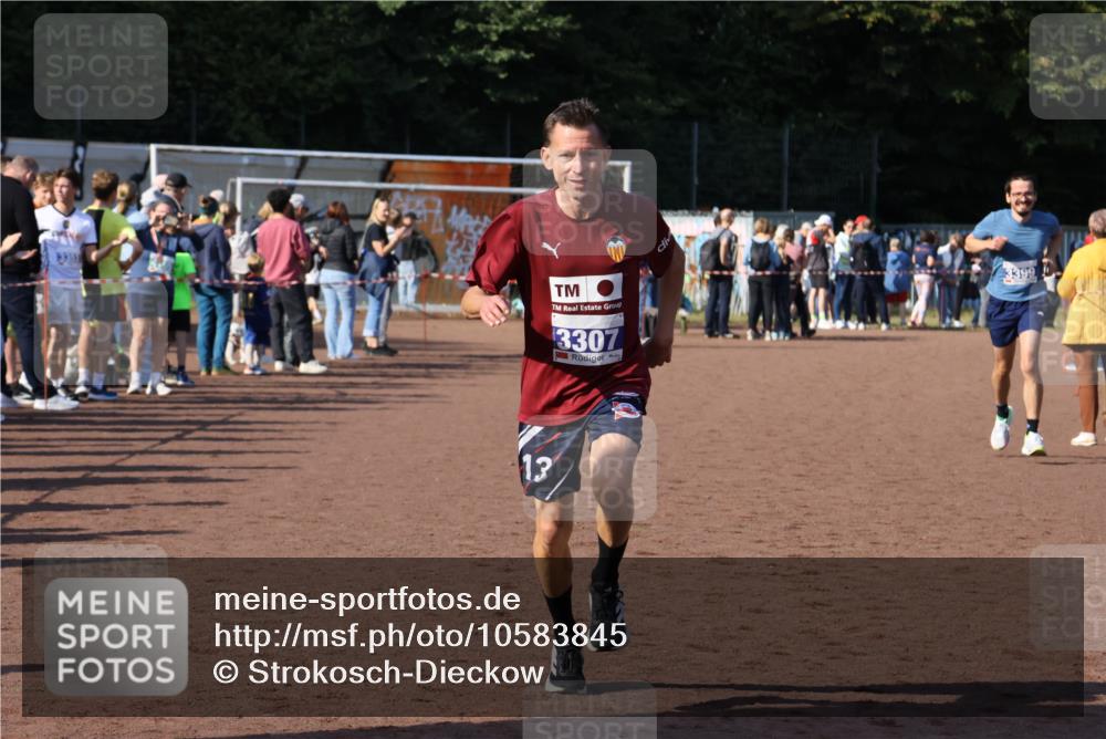 27.09.2026 - 35. Volkslauf durch das schöne Alstertal Strokosch-Dieckow http://msf.ph/oto/10583845 27.09.2026 11:21:58 Ziel 3307, 3399 meine-sportfotos.de