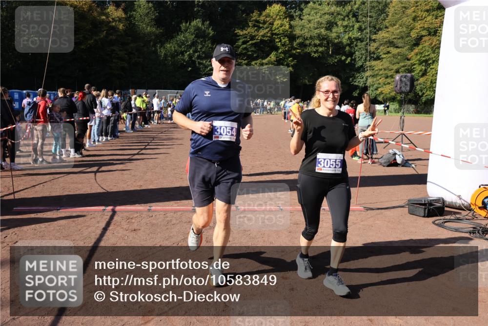 27.09.2026 - 35. Volkslauf durch das schöne Alstertal Strokosch-Dieckow http://msf.ph/oto/10583849 27.09.2026 11:42:27 Ziel 3054, 3055, 3419 meine-sportfotos.de