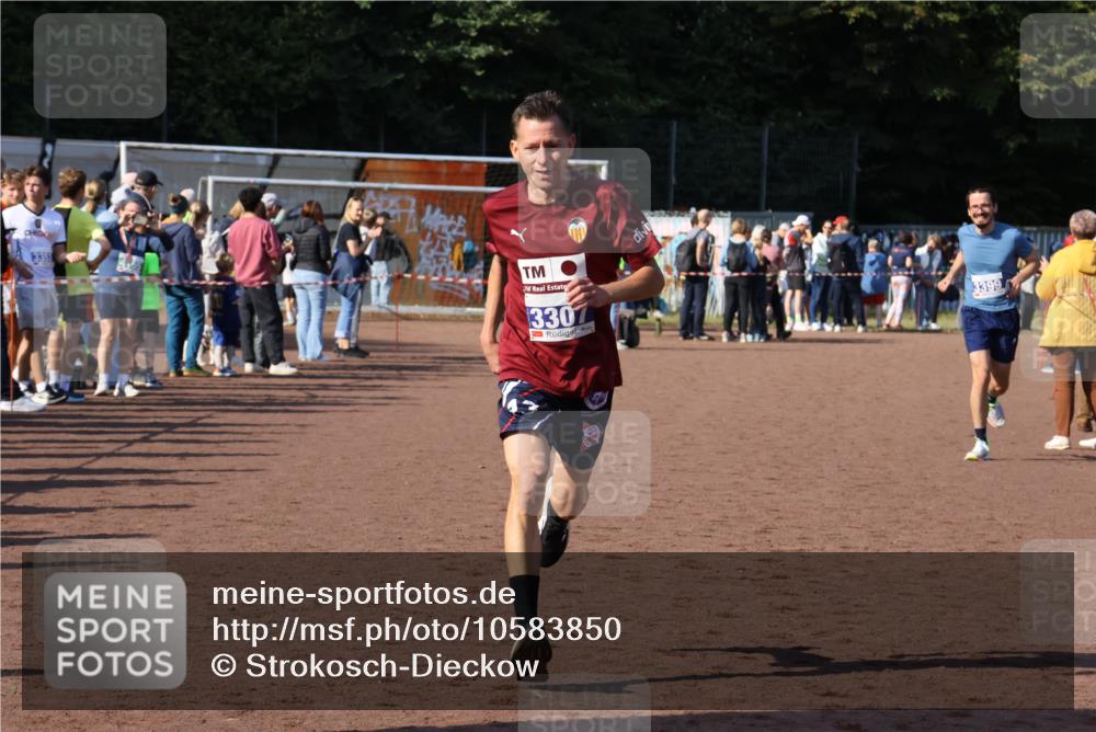 27.09.2026 - 35. Volkslauf durch das schöne Alstertal Strokosch-Dieckow http://msf.ph/oto/10583850 27.09.2026 11:21:58 Ziel 3307, 3399 meine-sportfotos.de
