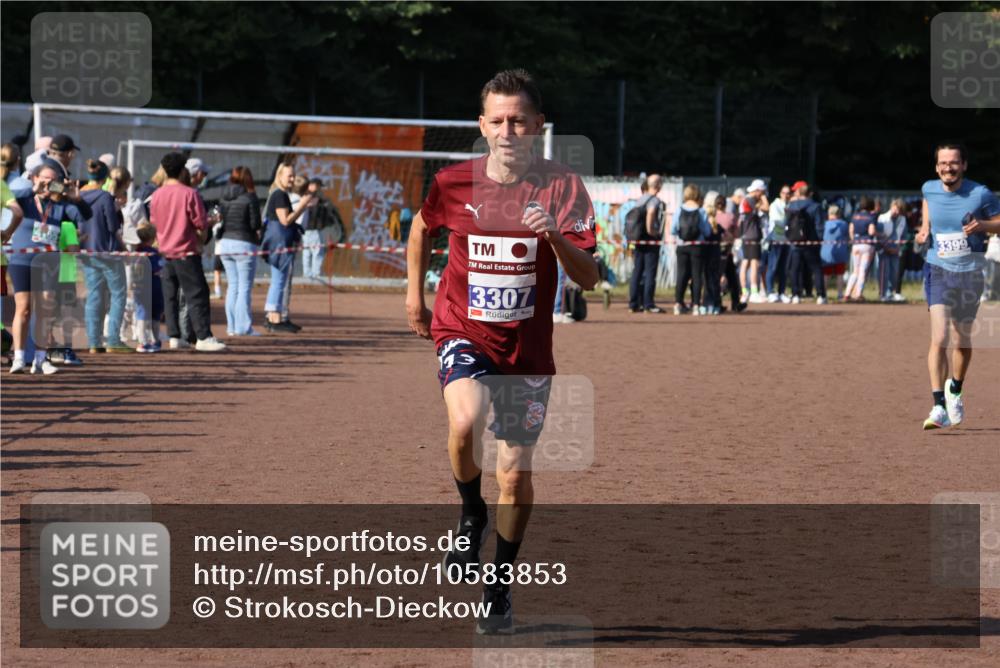 27.09.2026 - 35. Volkslauf durch das schöne Alstertal Strokosch-Dieckow http://msf.ph/oto/10583853 27.09.2026 11:21:57 Ziel 3307, 3399 meine-sportfotos.de