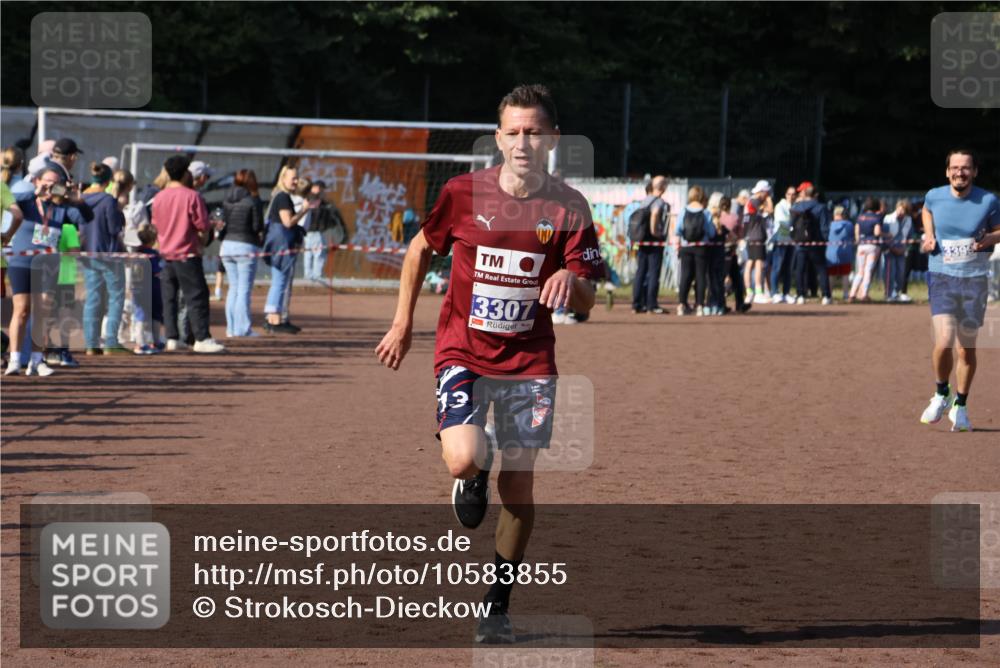 27.09.2026 - 35. Volkslauf durch das schöne Alstertal Strokosch-Dieckow http://msf.ph/oto/10583855 27.09.2026 11:21:57 Ziel 3307, 3399 meine-sportfotos.de