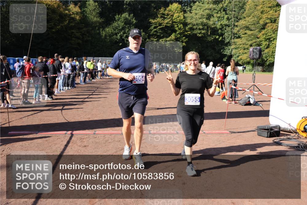 27.09.2026 - 35. Volkslauf durch das schöne Alstertal Strokosch-Dieckow http://msf.ph/oto/10583856 27.09.2026 11:42:27 Ziel 3054, 3055, 3419 meine-sportfotos.de