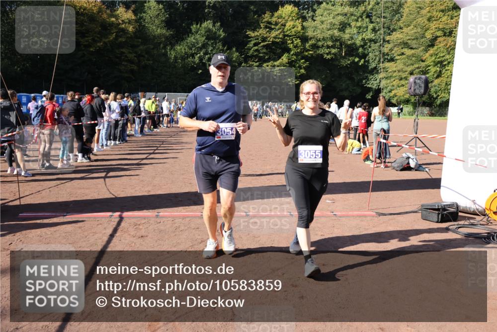 27.09.2026 - 35. Volkslauf durch das schöne Alstertal Strokosch-Dieckow http://msf.ph/oto/10583859 27.09.2026 11:42:27 Ziel 3054, 3055, 3419 meine-sportfotos.de