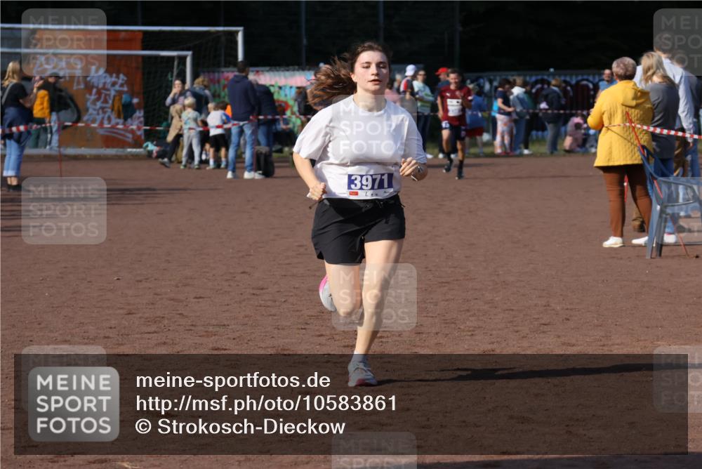 27.09.2026 - 35. Volkslauf durch das schöne Alstertal Strokosch-Dieckow http://msf.ph/oto/10583861 27.09.2026 11:21:48 Ziel 3971 meine-sportfotos.de