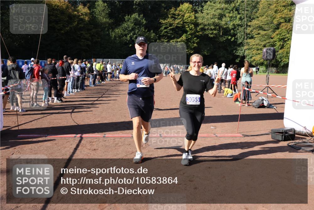 27.09.2026 - 35. Volkslauf durch das schöne Alstertal Strokosch-Dieckow http://msf.ph/oto/10583864 27.09.2026 11:42:27 Ziel 3054, 3055, 3419 meine-sportfotos.de
