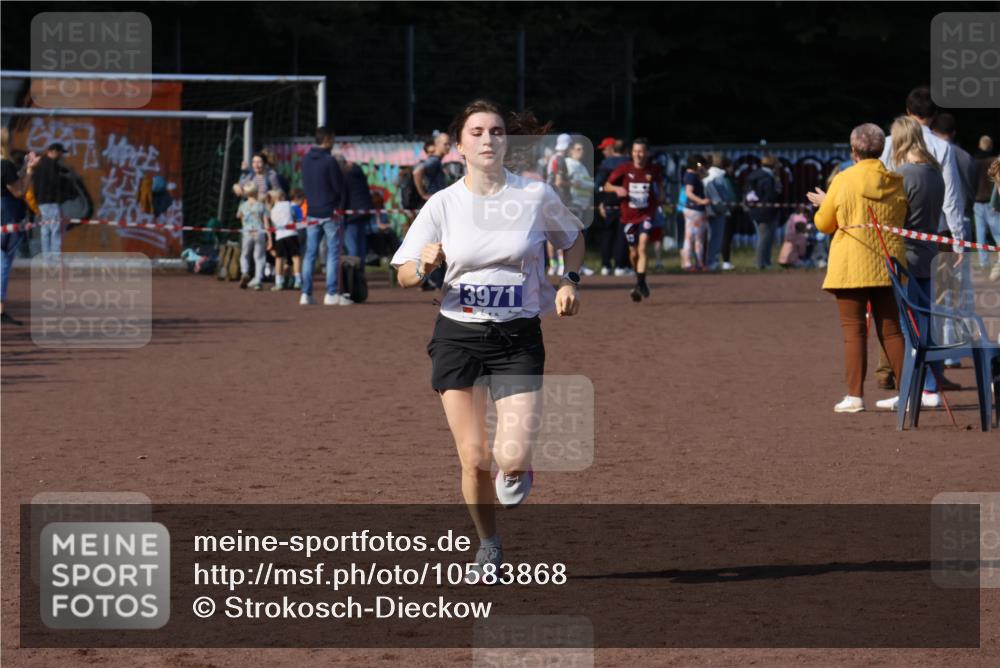 27.09.2026 - 35. Volkslauf durch das schöne Alstertal Strokosch-Dieckow http://msf.ph/oto/10583868 27.09.2026 11:21:47 Ziel 3971 meine-sportfotos.de