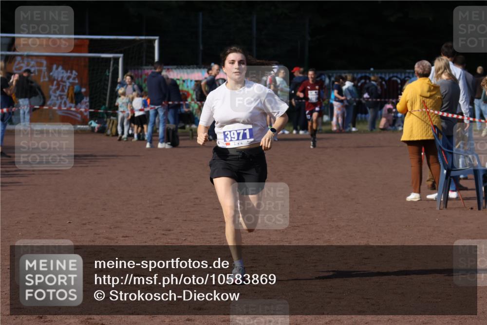 27.09.2026 - 35. Volkslauf durch das schöne Alstertal Strokosch-Dieckow http://msf.ph/oto/10583869 27.09.2026 11:21:47 Ziel 3971 meine-sportfotos.de