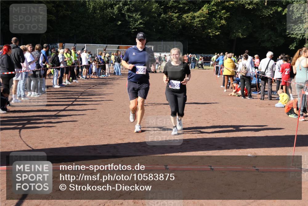 27.09.2026 - 35. Volkslauf durch das schöne Alstertal Strokosch-Dieckow http://msf.ph/oto/10583875 27.09.2026 11:42:25 Ziel 3054, 3055, 3084, 3318, 3419 meine-sportfotos.de