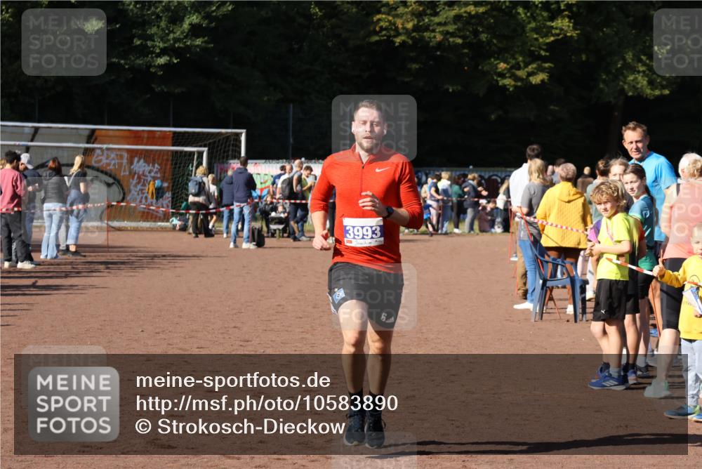 27.09.2026 - 35. Volkslauf durch das schöne Alstertal Strokosch-Dieckow http://msf.ph/oto/10583890 27.09.2026 11:21:35 Ziel 1403, 3993 meine-sportfotos.de