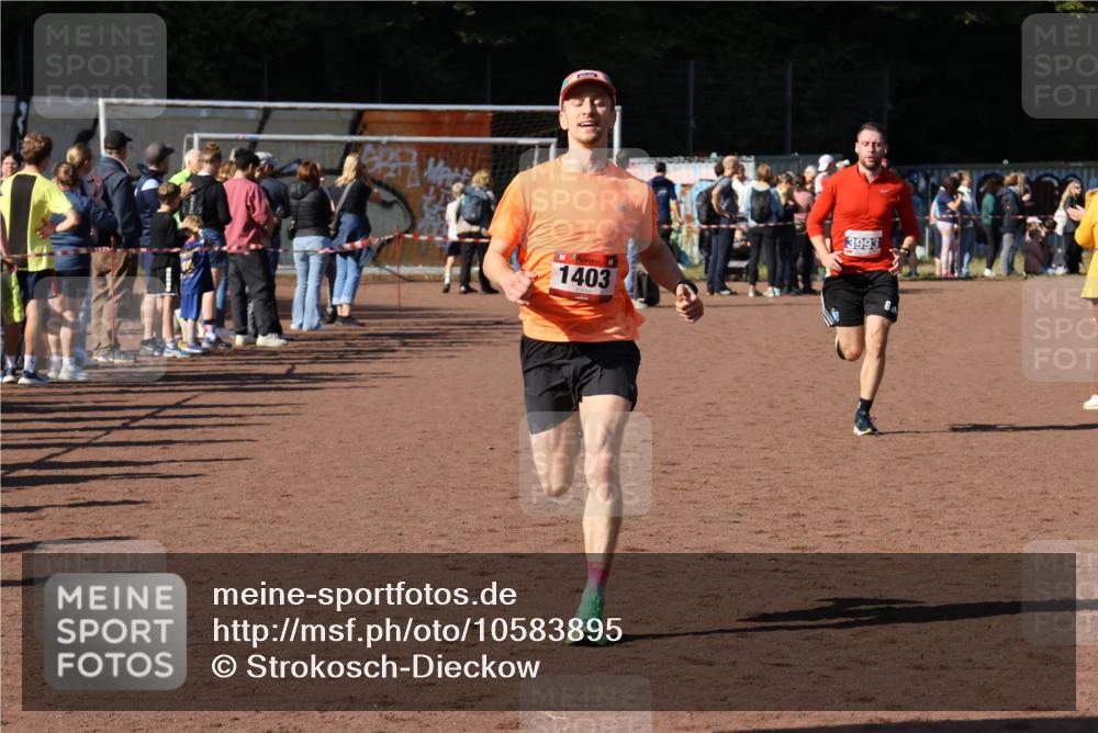 27.09.2026 - 35. Volkslauf durch das schöne Alstertal Strokosch-Dieckow http://msf.ph/oto/10583895 27.09.2026 11:21:32 Ziel 1403, 3993 meine-sportfotos.de