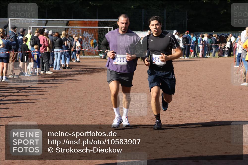 27.09.2026 - 35. Volkslauf durch das schöne Alstertal Strokosch-Dieckow http://msf.ph/oto/10583907 27.09.2026 11:21:16 Ziel 3966, 3967 meine-sportfotos.de