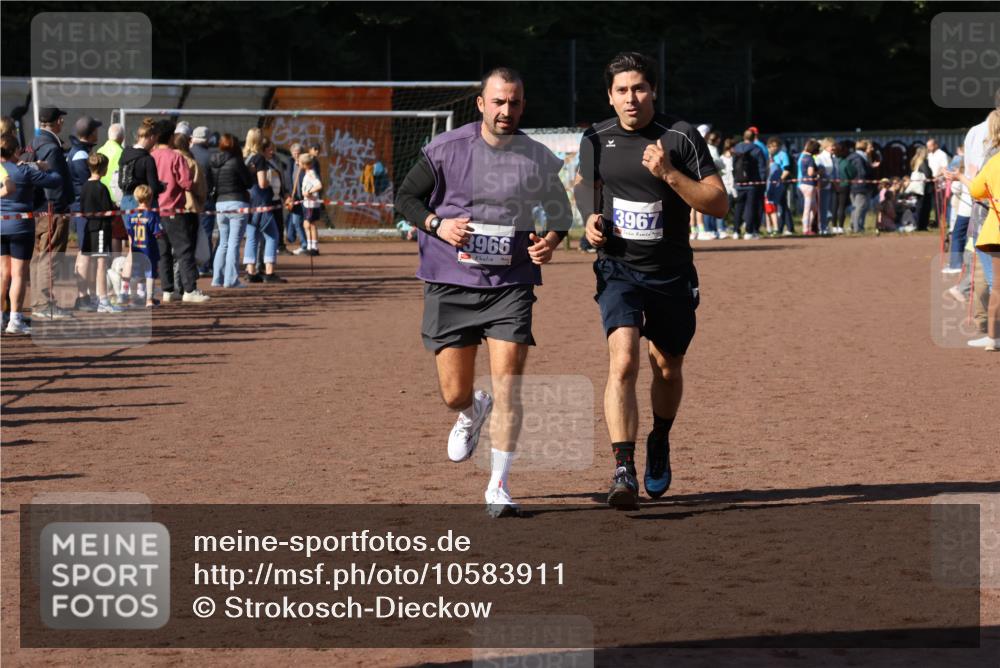 27.09.2026 - 35. Volkslauf durch das schöne Alstertal Strokosch-Dieckow http://msf.ph/oto/10583911 27.09.2026 11:21:16 Ziel 3966, 3967 meine-sportfotos.de