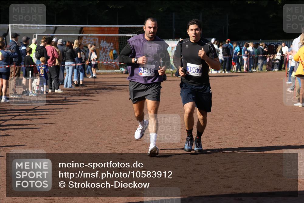 27.09.2026 - 35. Volkslauf durch das schöne Alstertal Strokosch-Dieckow http://msf.ph/oto/10583912 27.09.2026 11:21:16 Ziel 3966, 3967 meine-sportfotos.de