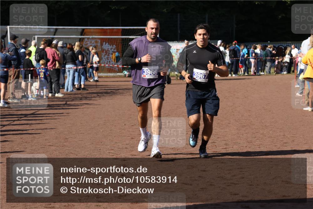 27.09.2026 - 35. Volkslauf durch das schöne Alstertal Strokosch-Dieckow http://msf.ph/oto/10583914 27.09.2026 11:21:16 Ziel 3966, 3967 meine-sportfotos.de