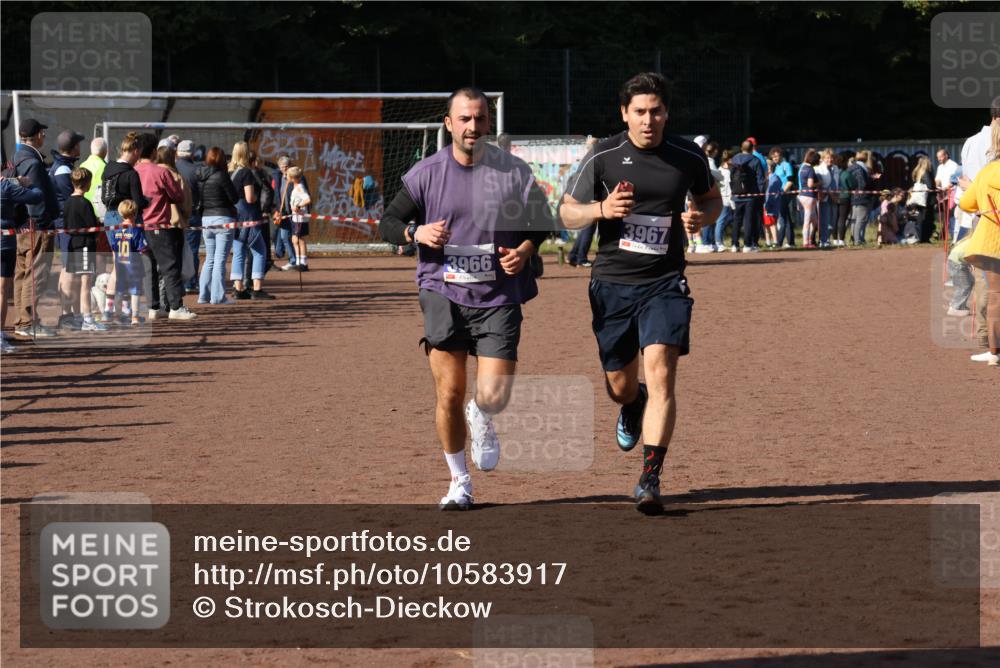 27.09.2026 - 35. Volkslauf durch das schöne Alstertal Strokosch-Dieckow http://msf.ph/oto/10583917 27.09.2026 11:21:16 Ziel 3966, 3967 meine-sportfotos.de