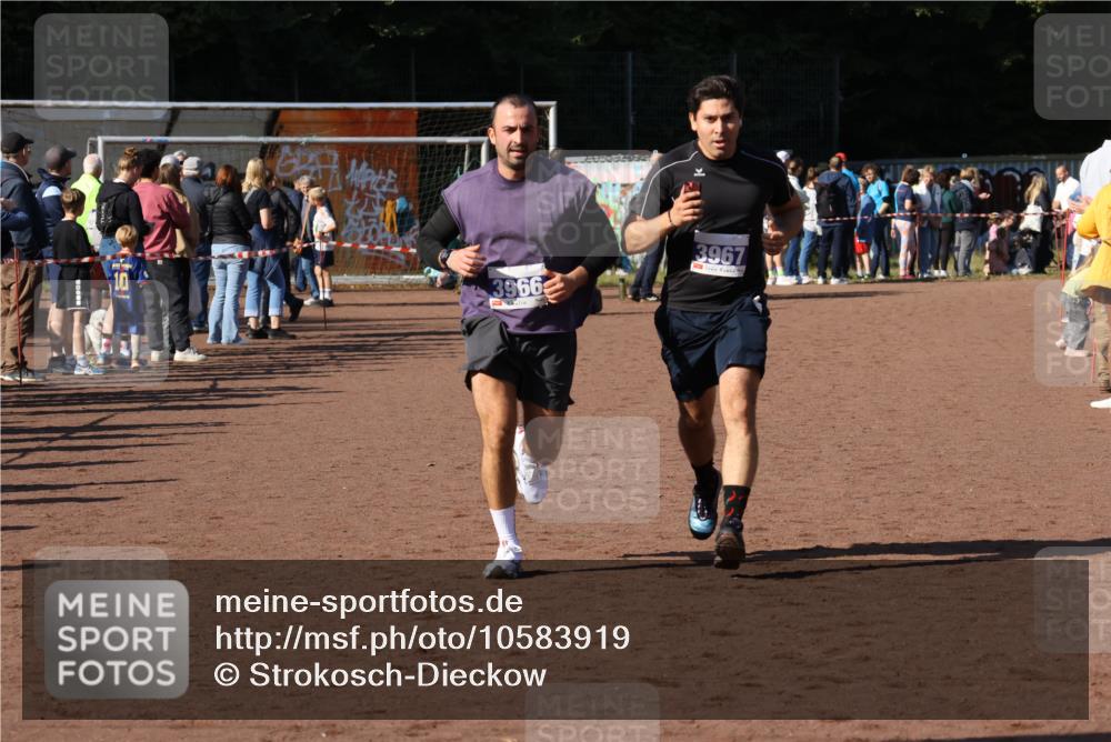 27.09.2026 - 35. Volkslauf durch das schöne Alstertal Strokosch-Dieckow http://msf.ph/oto/10583919 27.09.2026 11:21:16 Ziel 3966, 3967 meine-sportfotos.de