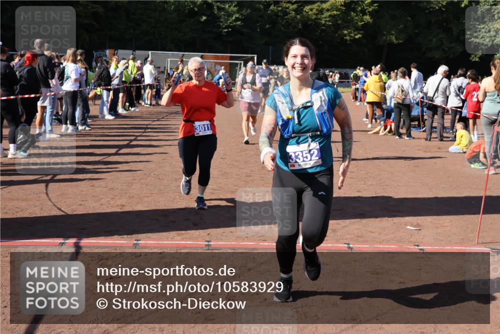27.09.2026 - 35. Volkslauf durch das schöne Alstertal Strokosch-Dieckow http://msf.ph/oto/10583929 27.09.2026 11:42:18 Ziel 3011, 3054, 3055, 3083, 3084, 3170, 3318, 3337, 3338, 3352 meine-sportfotos.de