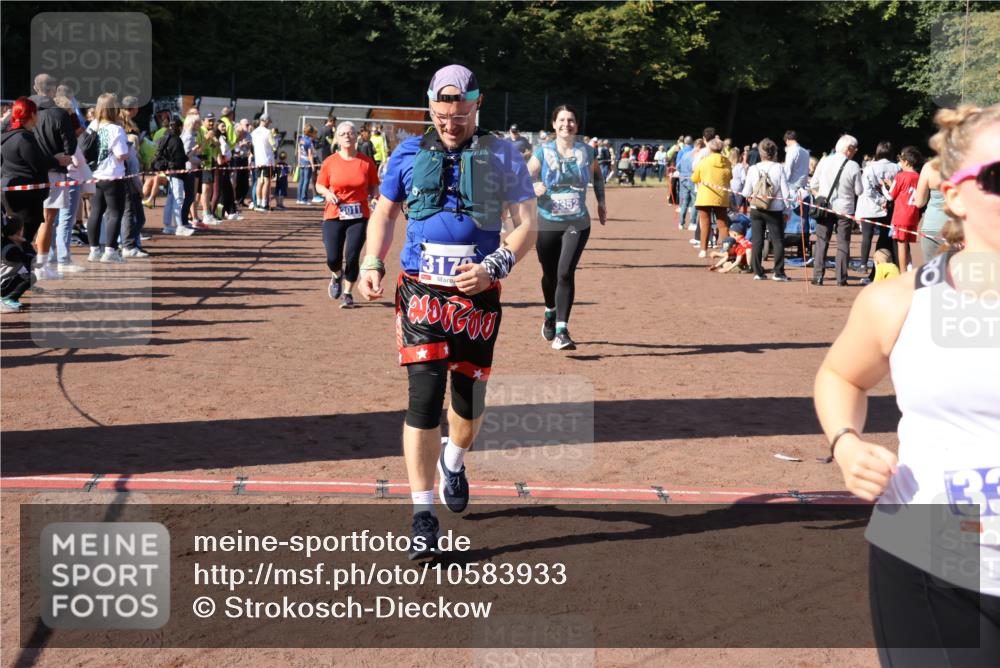27.09.2026 - 35. Volkslauf durch das schöne Alstertal Strokosch-Dieckow http://msf.ph/oto/10583933 27.09.2026 11:42:16 Ziel 3011, 3083, 3084, 3170, 3318, 3337, 3338, 3352 meine-sportfotos.de