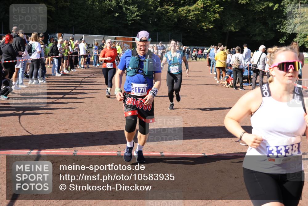 27.09.2026 - 35. Volkslauf durch das schöne Alstertal Strokosch-Dieckow http://msf.ph/oto/10583935 27.09.2026 11:42:16 Ziel 3011, 3083, 3084, 3170, 3318, 3337, 3338, 3352 meine-sportfotos.de