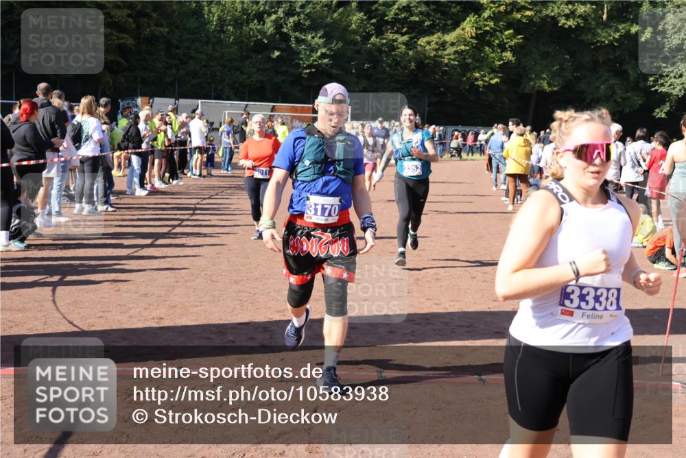 27.09.2026 - 35. Volkslauf durch das schöne Alstertal Strokosch-Dieckow http://msf.ph/oto/10583938 27.09.2026 11:42:15 Ziel 3011, 3083, 3084, 3170, 3318, 3337, 3338, 3352 meine-sportfotos.de